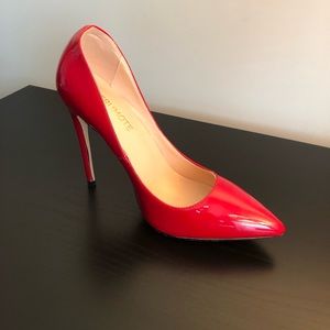 3.5-4 inch stiletto heel. Runs narrow, worn once